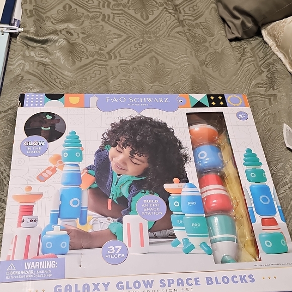 FAO Schwarz NIB Glow-in-the-Dark Space Blocks - Blue, Green, Orange